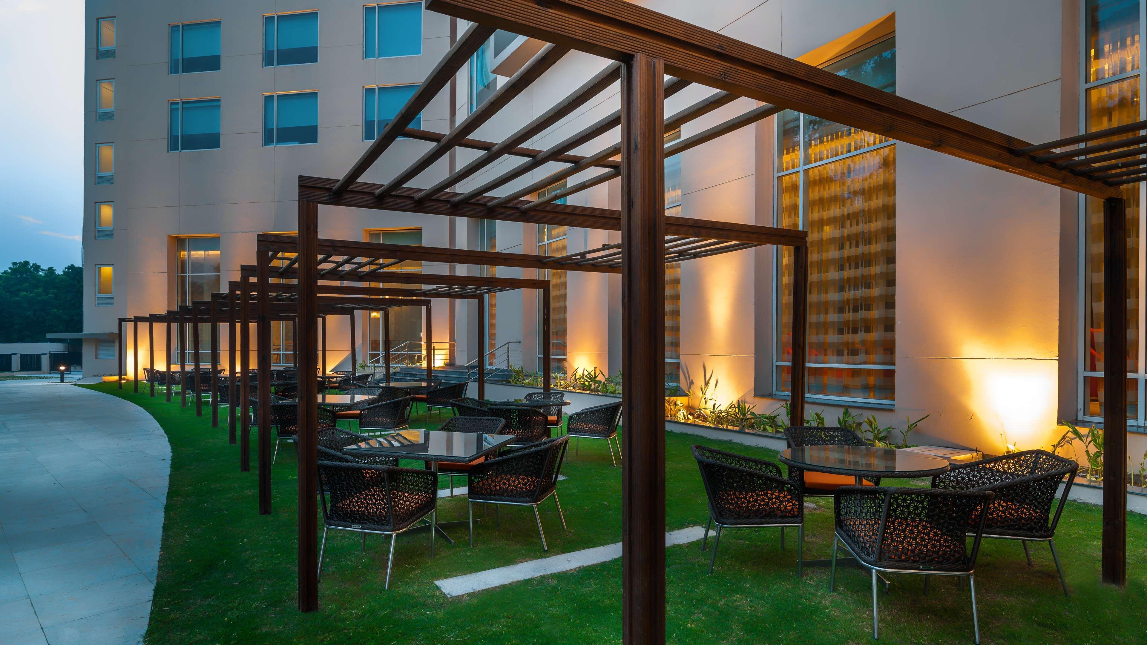 ไฮแอท เพลซ เกอร์กัน อุดย็อค วิหาร์ Hotel คูร์เคาน์ ภายนอก รูปภาพ The hotel's garden