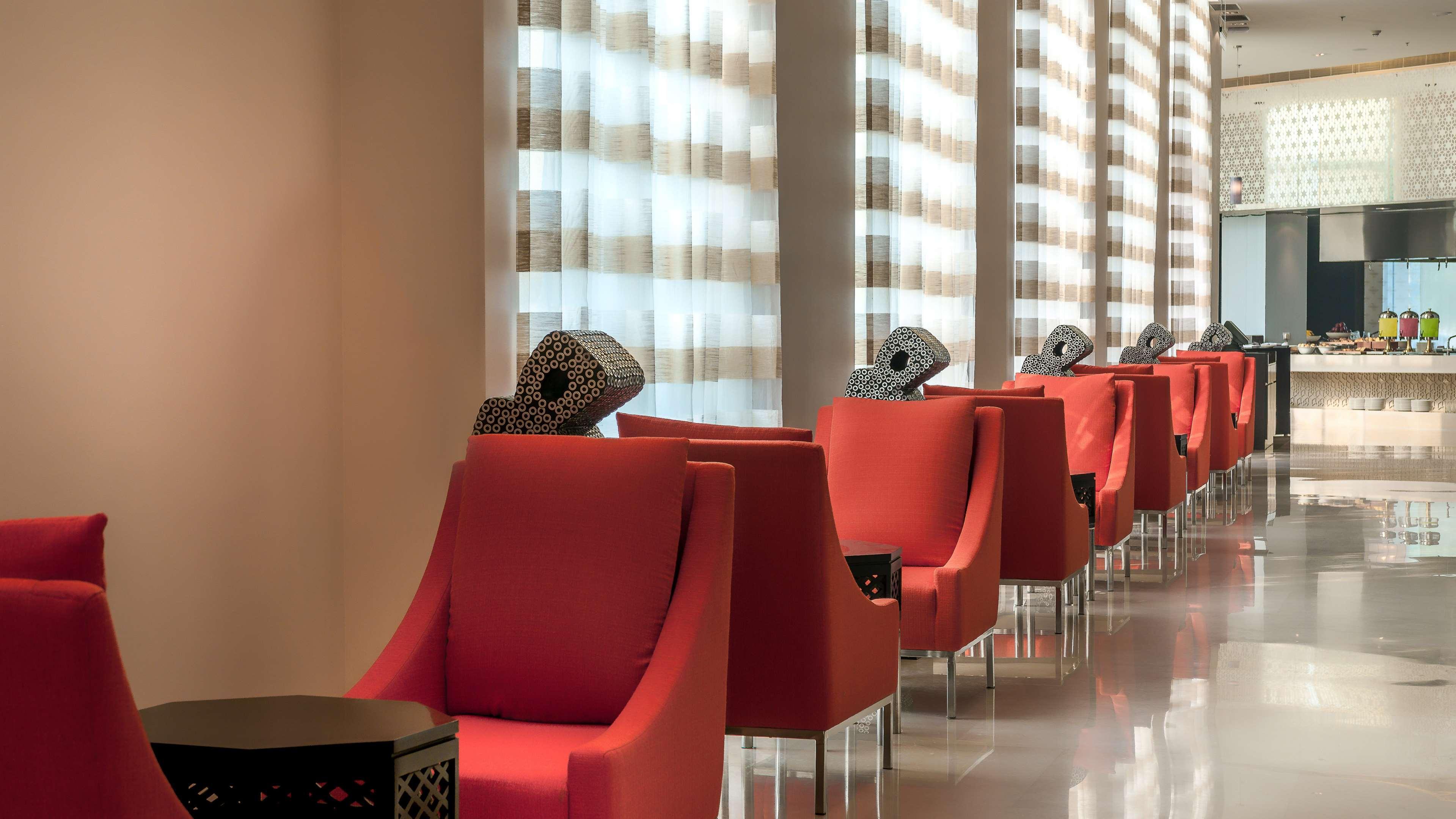 ไฮแอท เพลซ เกอร์กัน อุดย็อค วิหาร์ Hotel คูร์เคาน์ ภายนอก รูปภาพ The lounge at the airport