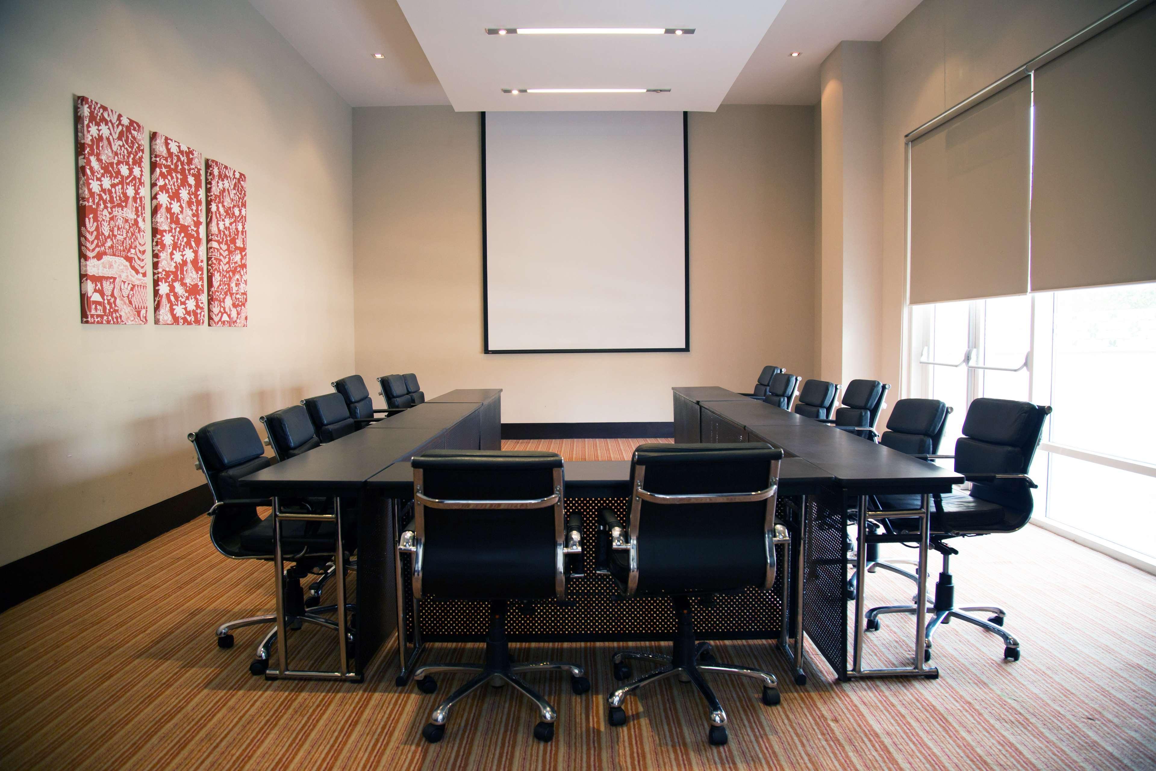 ไฮแอท เพลซ เกอร์กัน อุดย็อค วิหาร์ Hotel คูร์เคาน์ ภายนอก รูปภาพ A meeting room