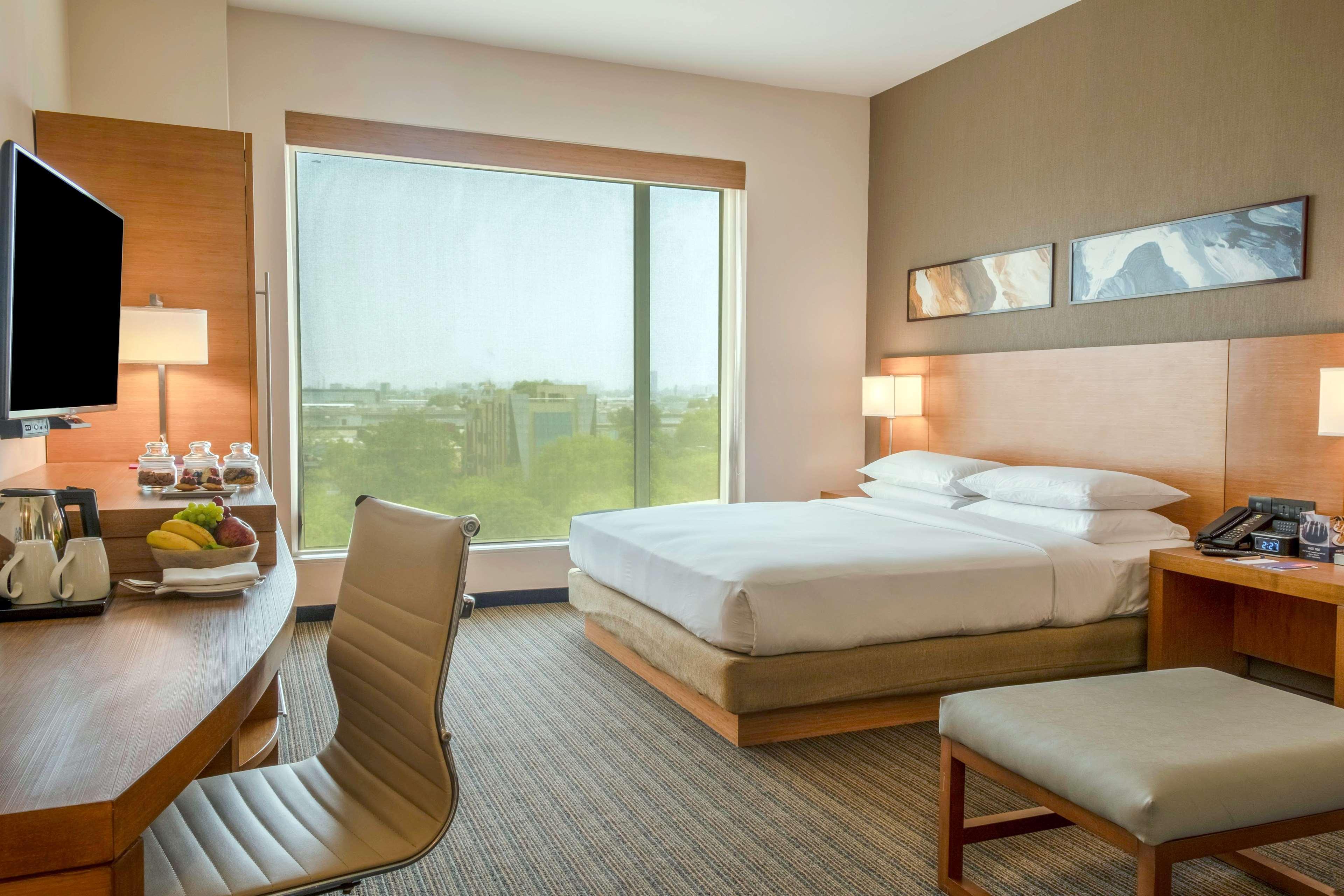 ไฮแอท เพลซ เกอร์กัน อุดย็อค วิหาร์ Hotel คูร์เคาน์ ภายนอก รูปภาพ A guest room at the Hilton San Diego Bayfront