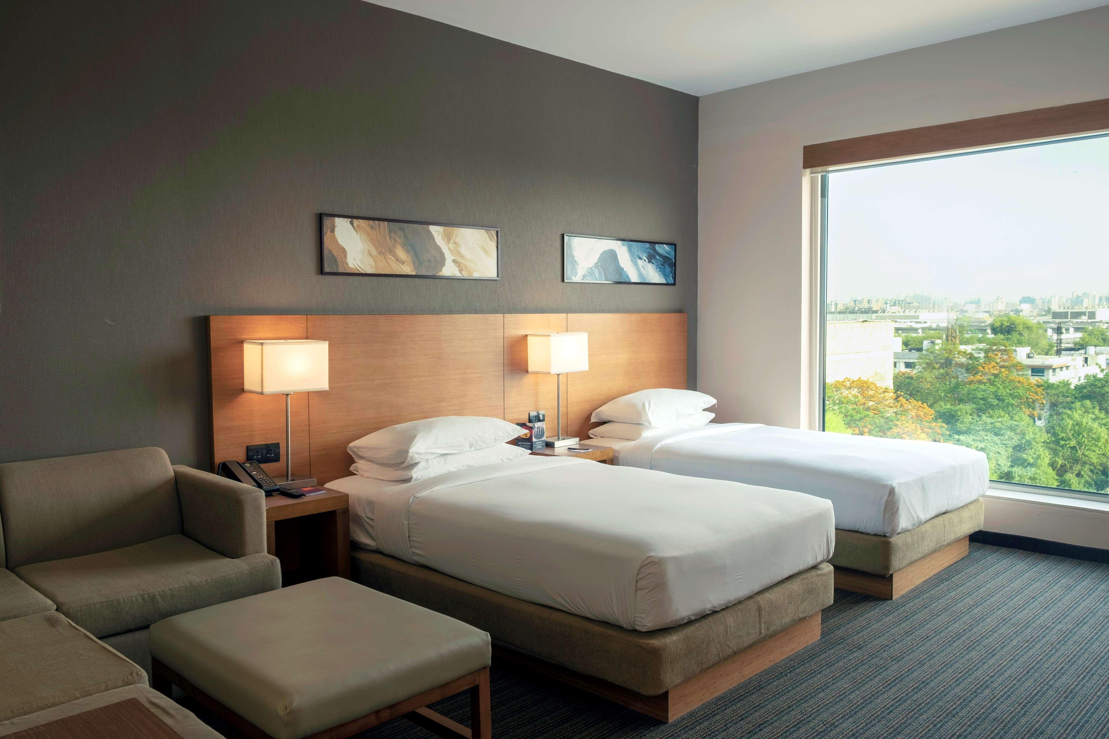 ไฮแอท เพลซ เกอร์กัน อุดย็อค วิหาร์ Hotel คูร์เคาน์ ภายนอก รูปภาพ Holiday Inn Express room