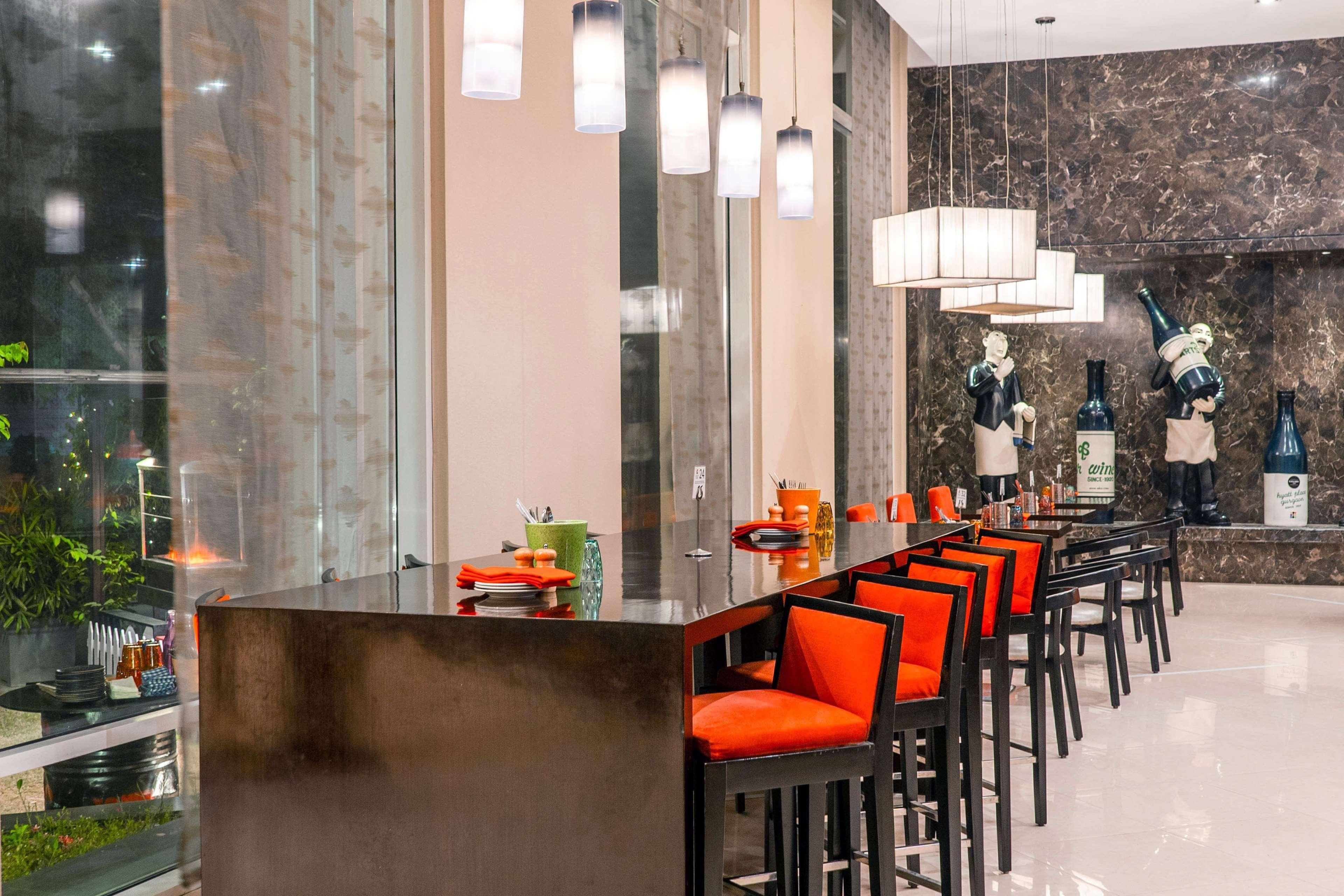 ไฮแอท เพลซ เกอร์กัน อุดย็อค วิหาร์ Hotel คูร์เคาน์ ภายนอก รูปภาพ The bar at the lobby
