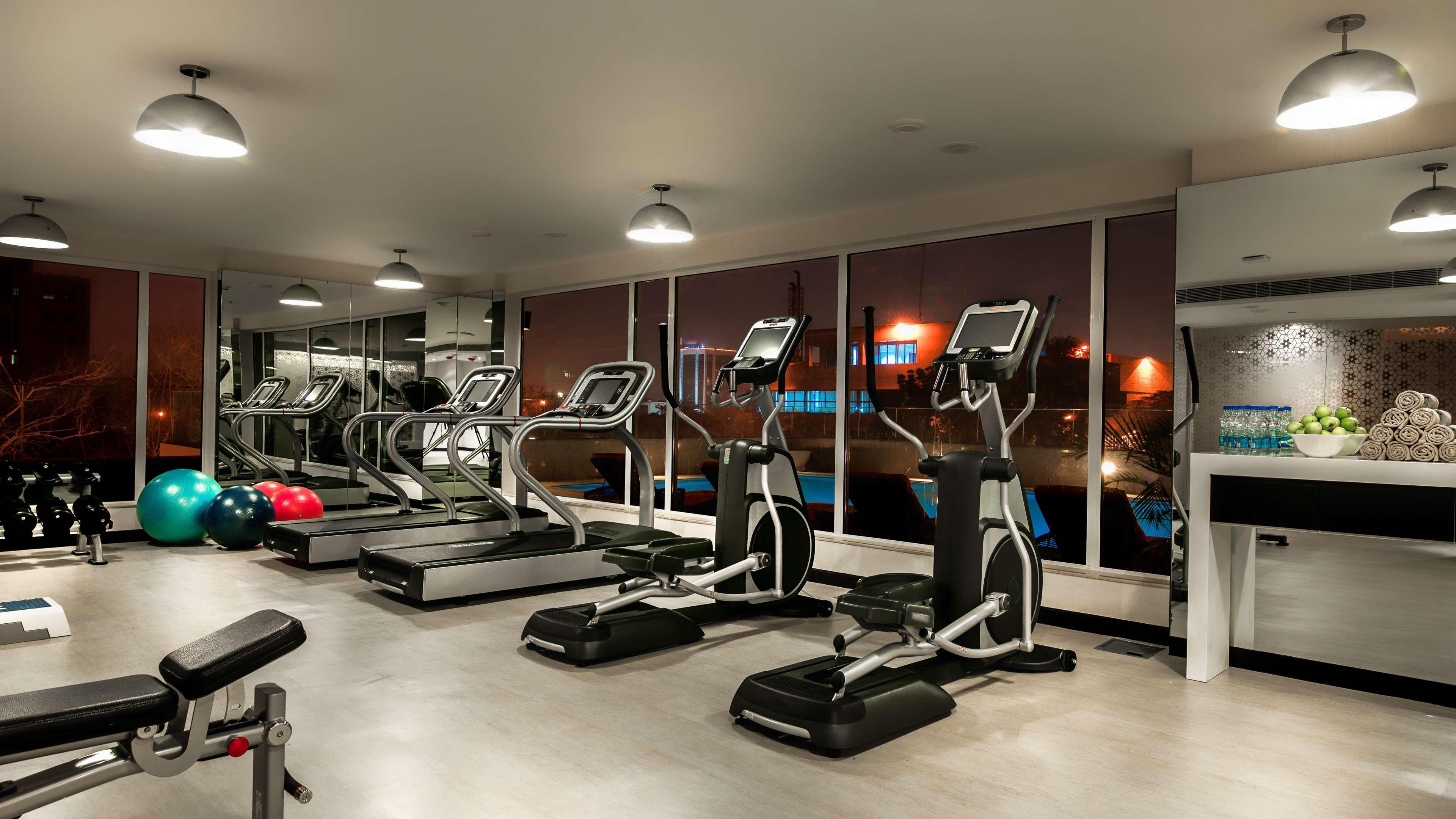 ไฮแอท เพลซ เกอร์กัน อุดย็อค วิหาร์ Hotel คูร์เคาน์ ภายนอก รูปภาพ A gym in a hotel