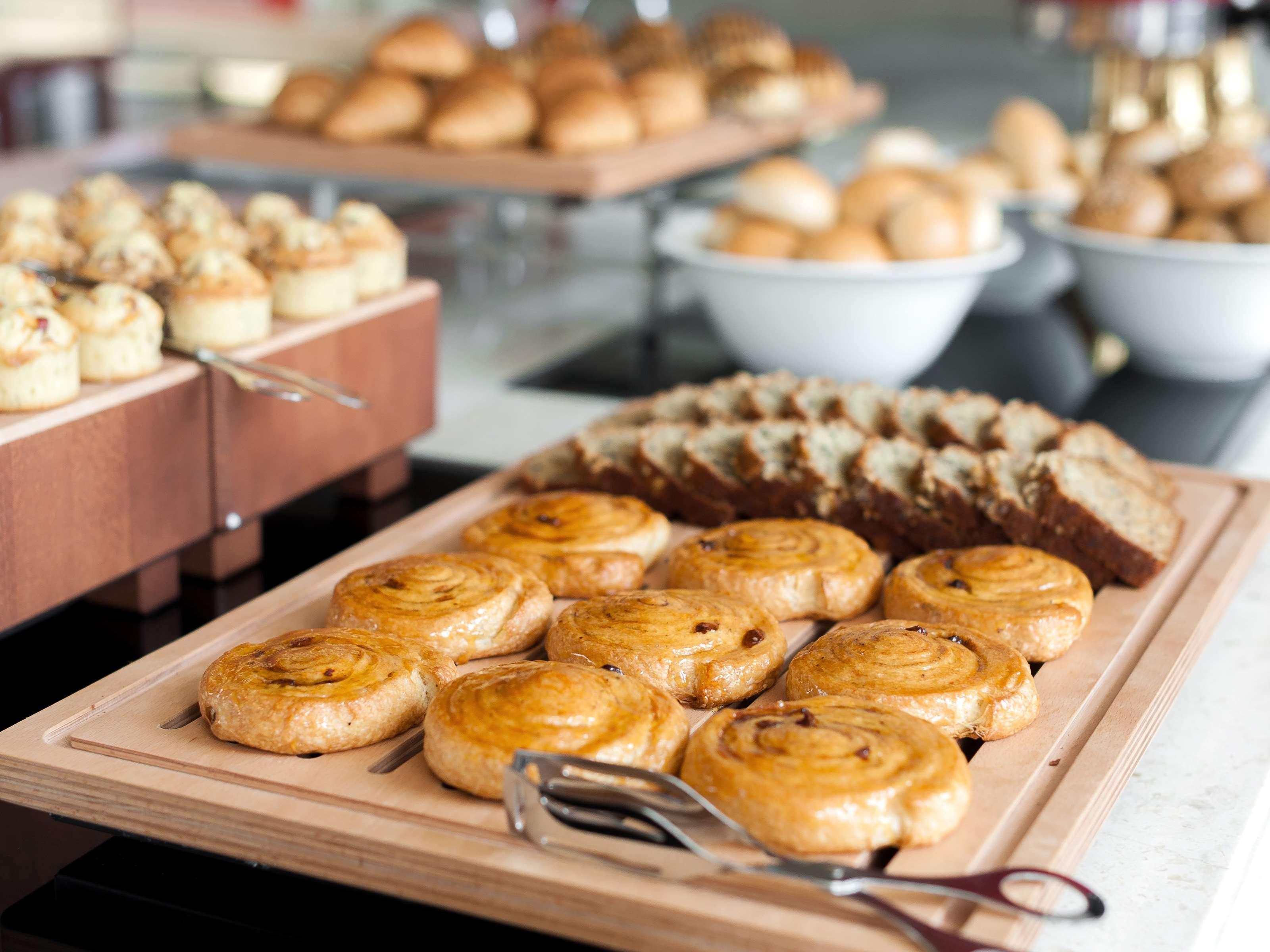 ไฮแอท เพลซ เกอร์กัน อุดย็อค วิหาร์ Hotel คูร์เคาน์ ภายนอก รูปภาพ A selection of pastries