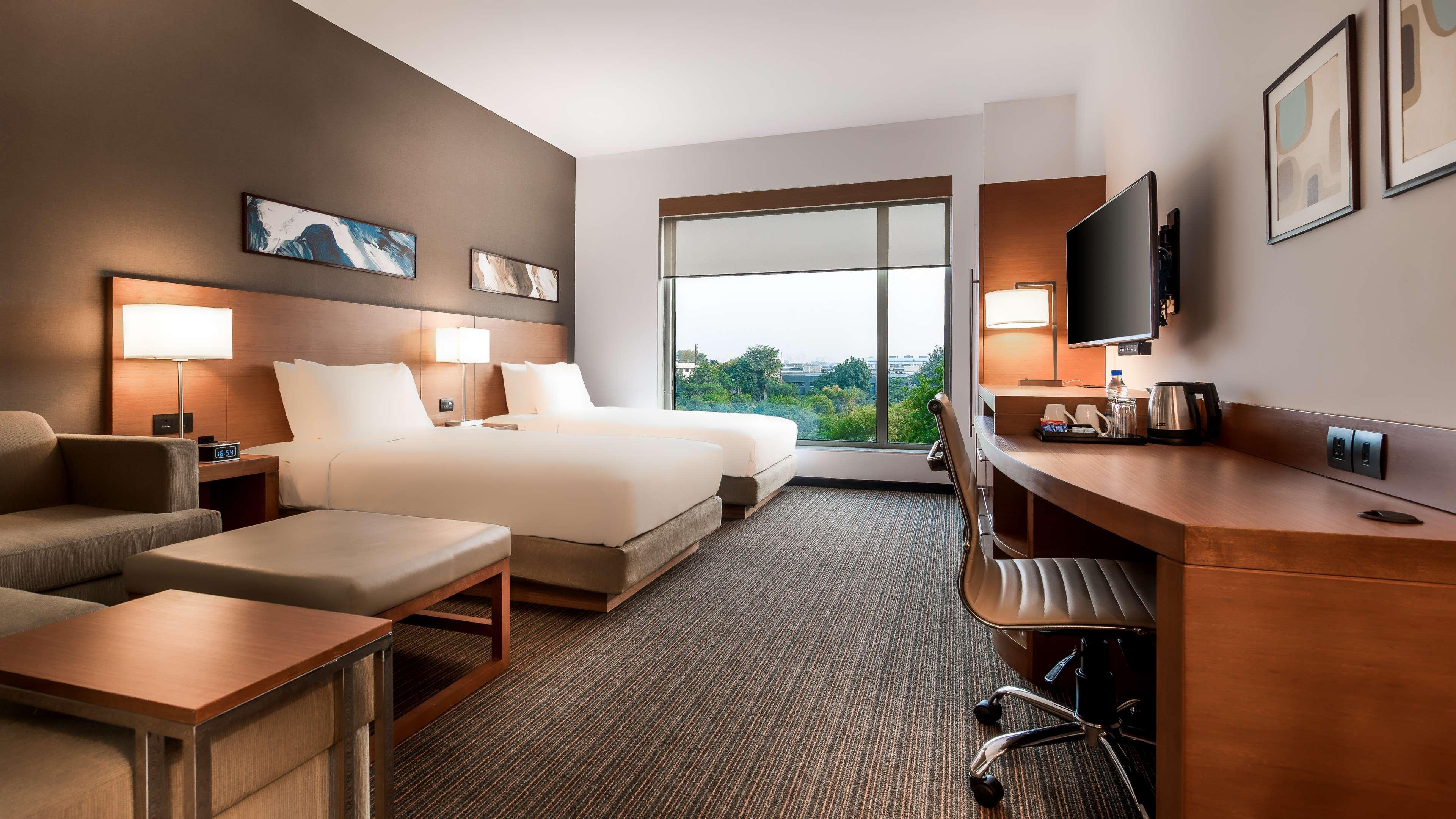 ไฮแอท เพลซ เกอร์กัน อุดย็อค วิหาร์ Hotel คูร์เคาน์ ภายนอก รูปภาพ A typical guest room at an Embassy Suites
