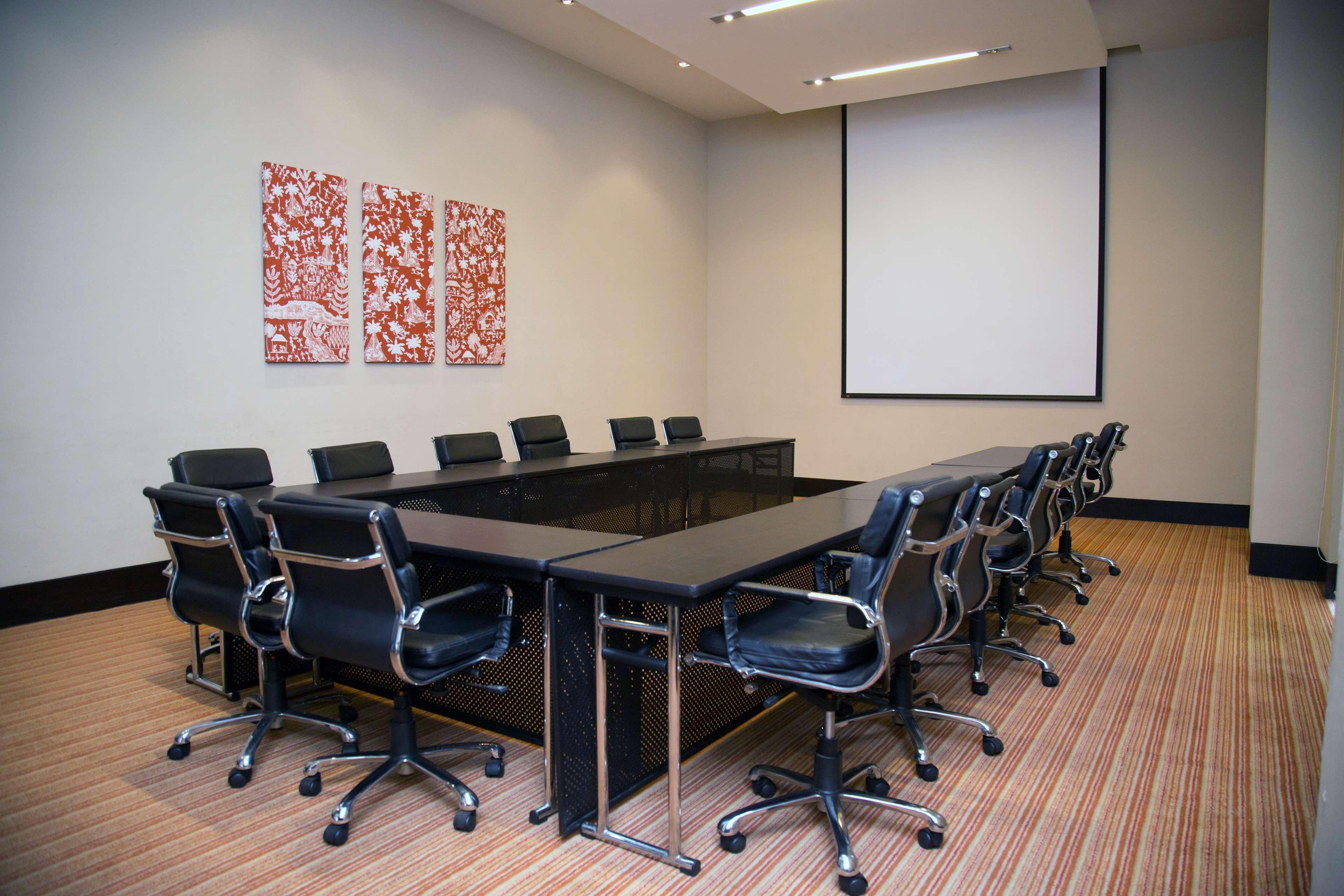 ไฮแอท เพลซ เกอร์กัน อุดย็อค วิหาร์ Hotel คูร์เคาน์ ภายนอก รูปภาพ A projection screen in a meeting room