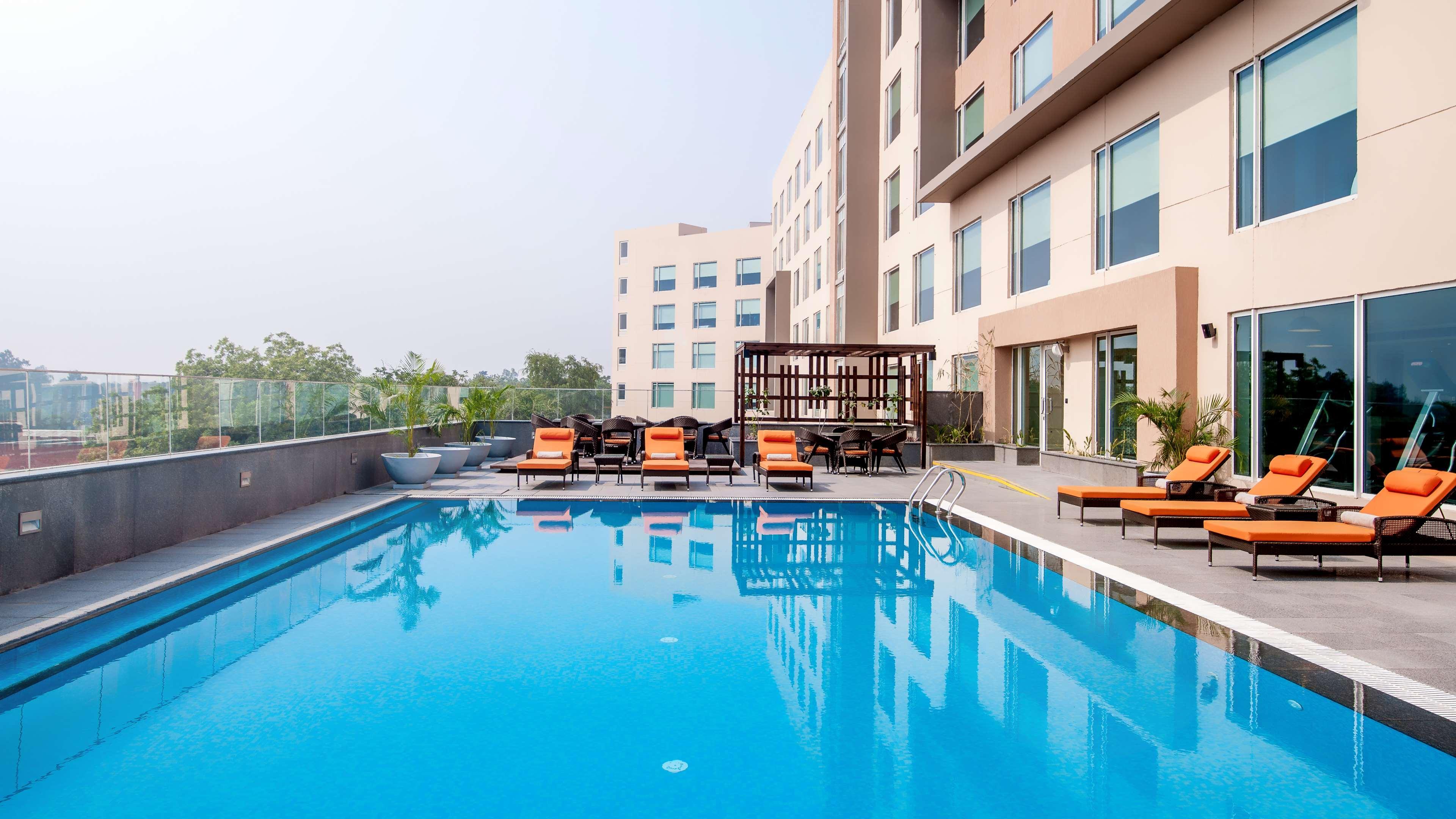 ไฮแอท เพลซ เกอร์กัน อุดย็อค วิหาร์ Hotel คูร์เคาน์ ภายนอก รูปภาพ Pool at the hotel