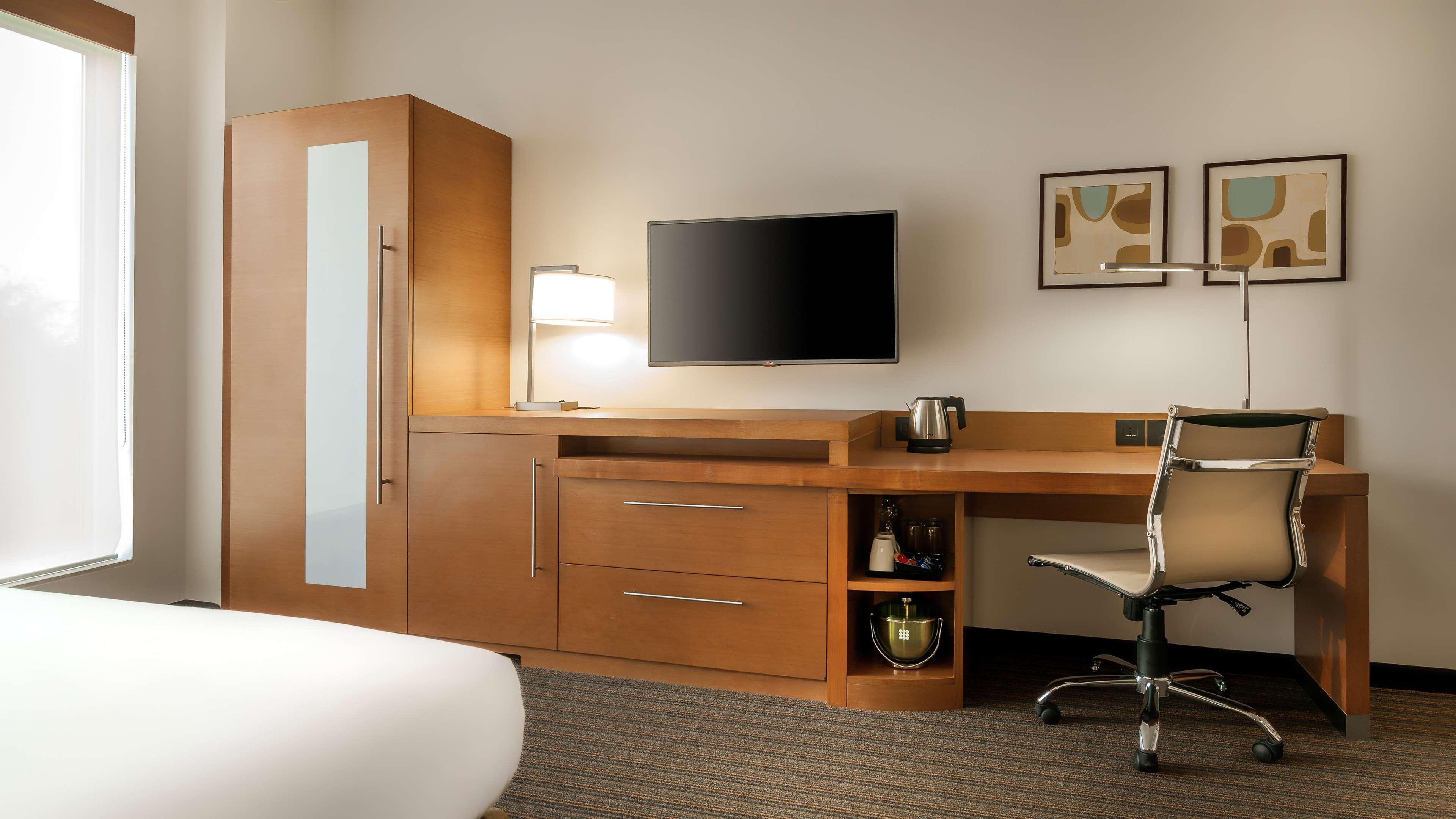 ไฮแอท เพลซ เกอร์กัน อุดย็อค วิหาร์ Hotel คูร์เคาน์ ภายนอก รูปภาพ A typical room at the Hilton Garden Inn