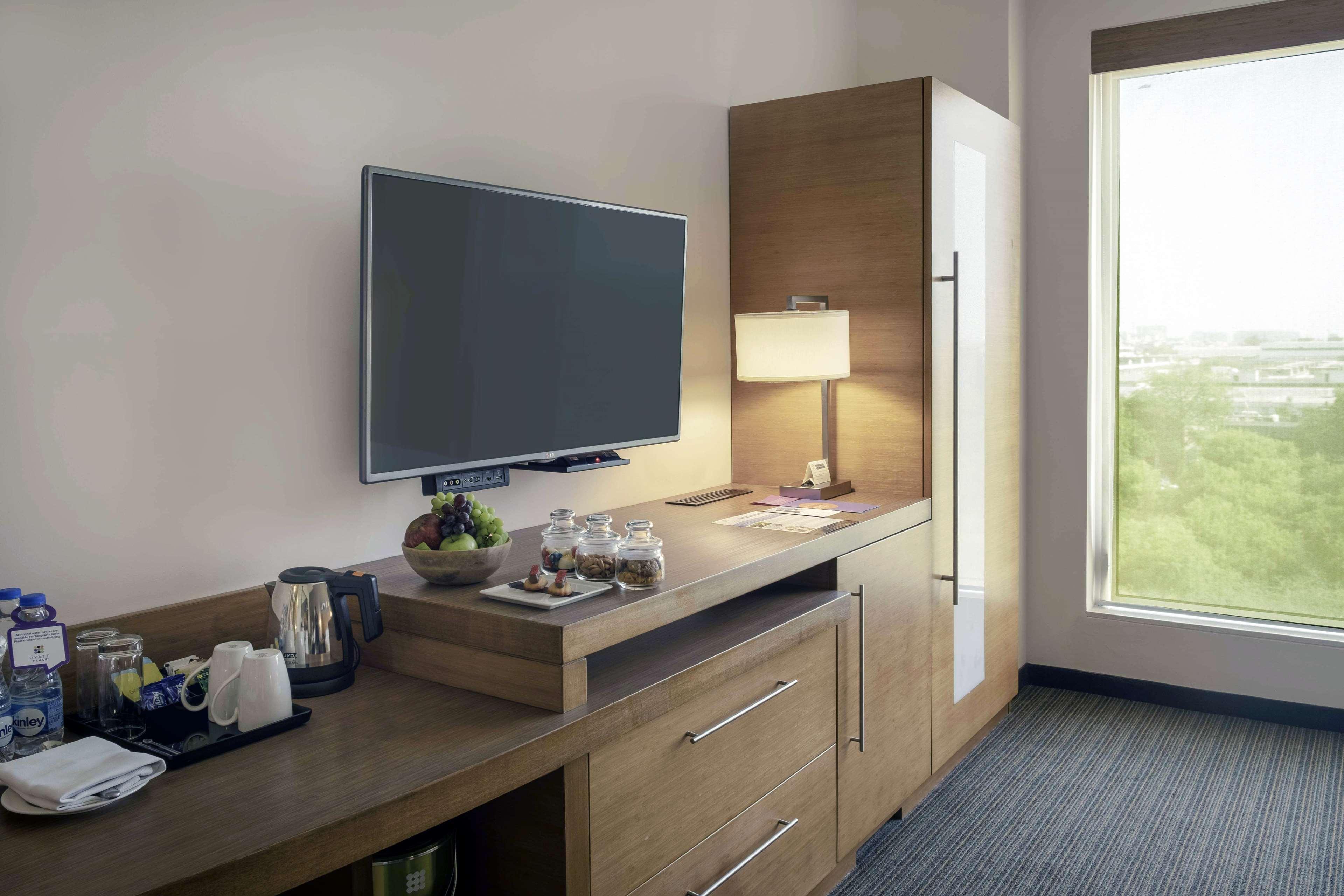 ไฮแอท เพลซ เกอร์กัน อุดย็อค วิหาร์ Hotel คูร์เคาน์ ภายนอก รูปภาพ A typical room at the Hilton Garden Inn
