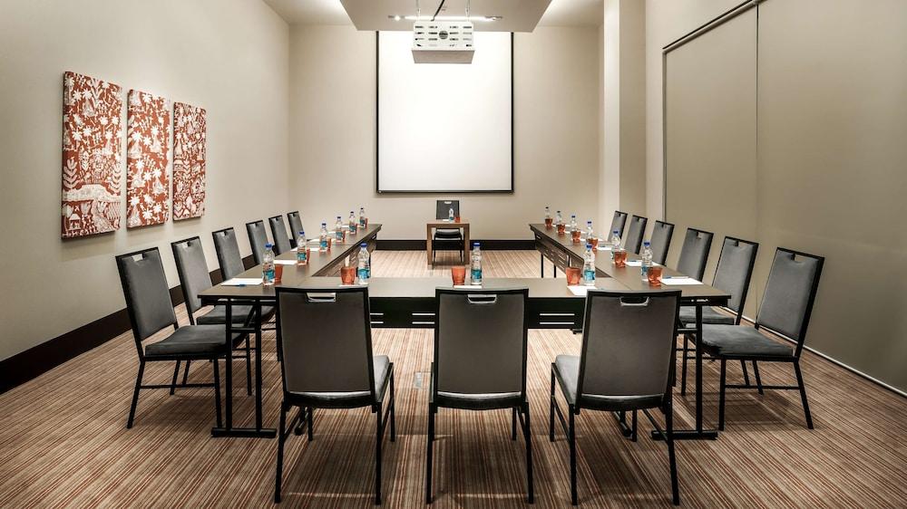 ไฮแอท เพลซ เกอร์กัน อุดย็อค วิหาร์ Hotel คูร์เคาน์ ภายนอก รูปภาพ A meeting room at a hotel