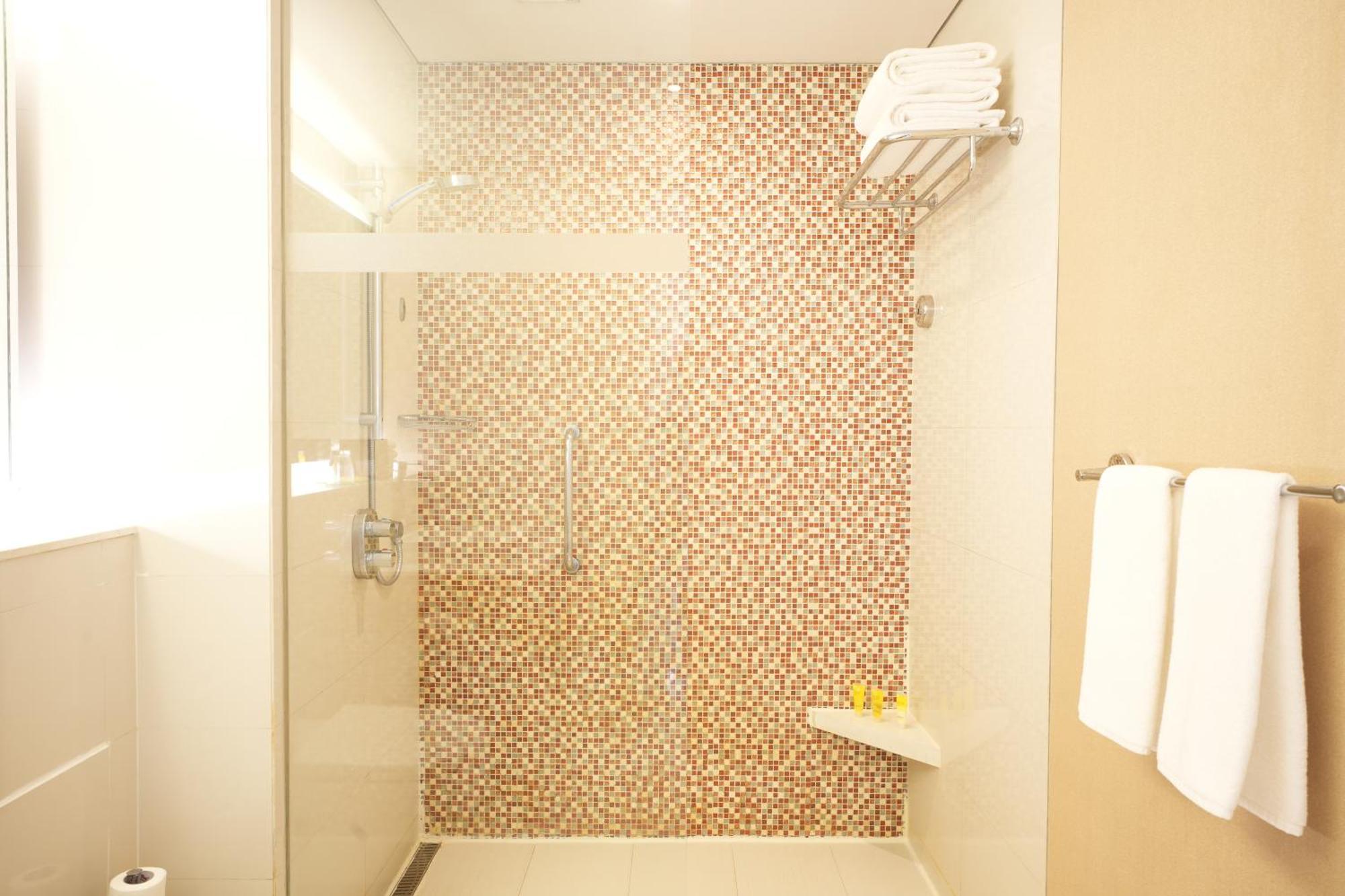 ไฮแอท เพลซ เกอร์กัน อุดย็อค วิหาร์ Hotel คูร์เคาน์ ภายนอก รูปภาพ A shower with a fixed shower head