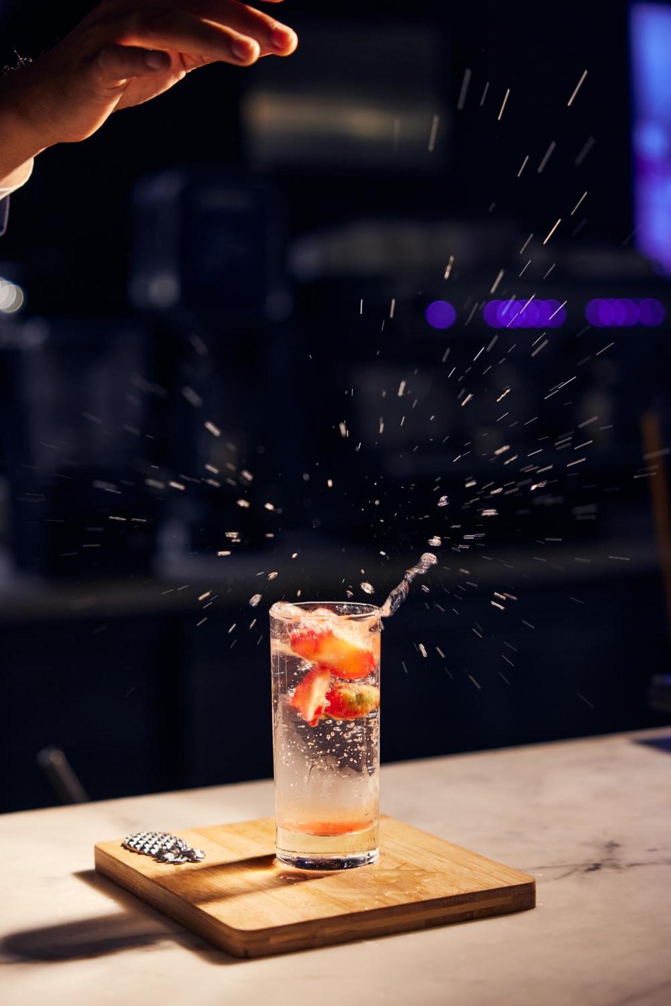 ไฮแอท เพลซ เกอร์กัน อุดย็อค วิหาร์ Hotel คูร์เคาน์ ภายนอก รูปภาพ A cocktail being prepared