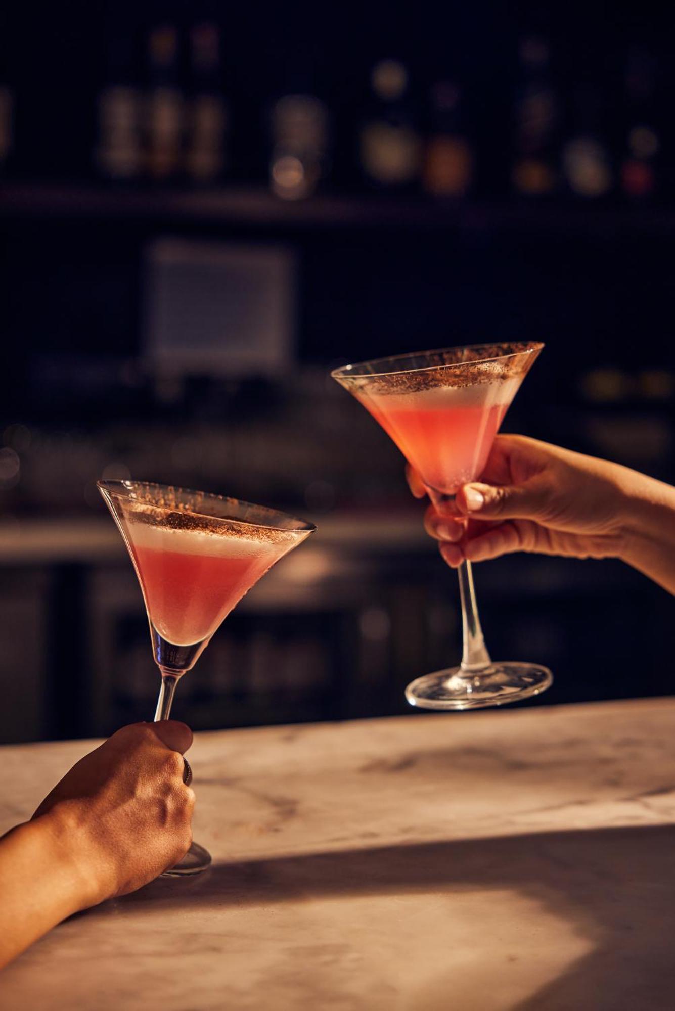 ไฮแอท เพลซ เกอร์กัน อุดย็อค วิหาร์ Hotel คูร์เคาน์ ภายนอก รูปภาพ A hand holding a martini glass