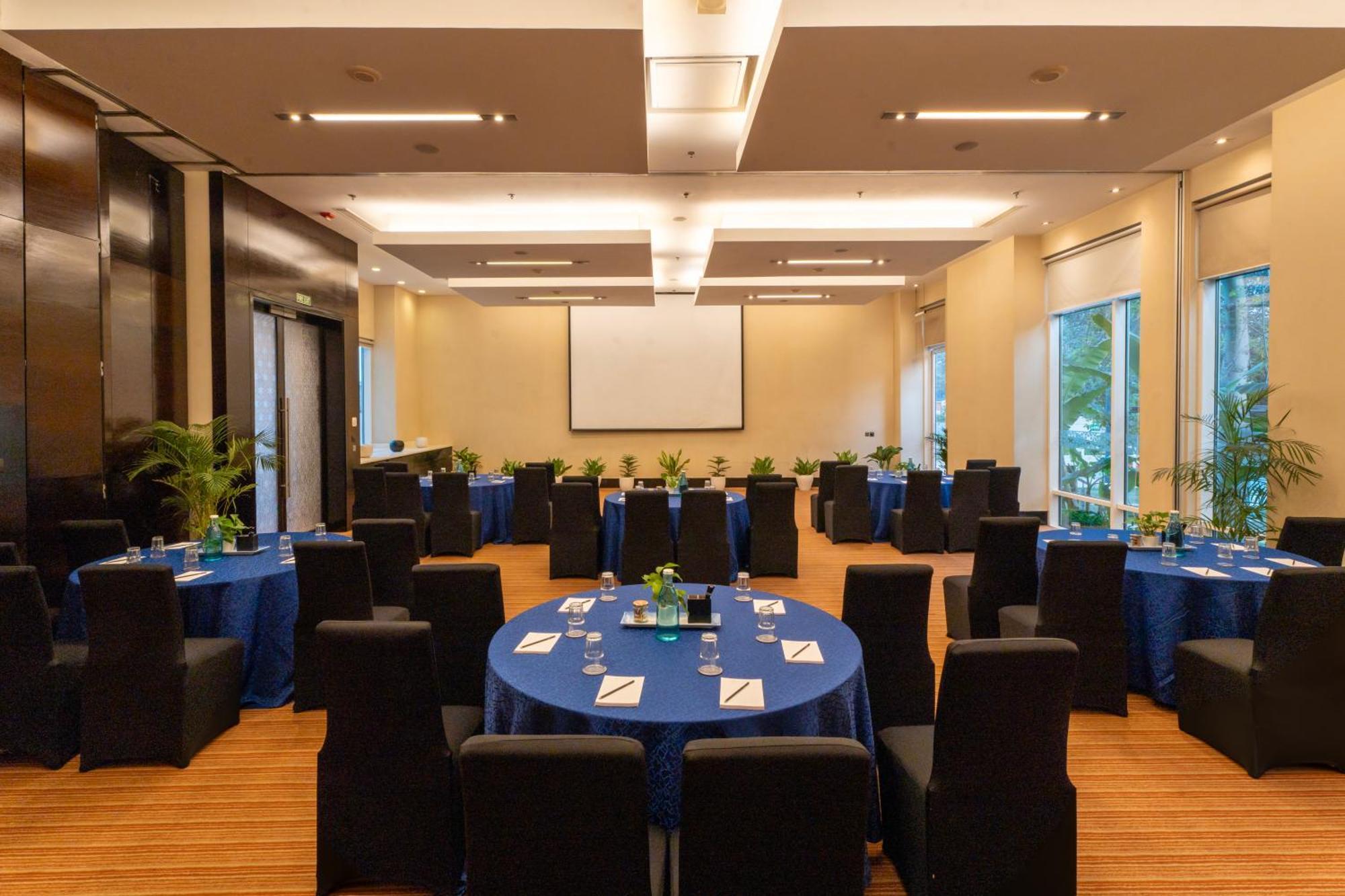 ไฮแอท เพลซ เกอร์กัน อุดย็อค วิหาร์ Hotel คูร์เคาน์ ภายนอก รูปภาพ Meeting room