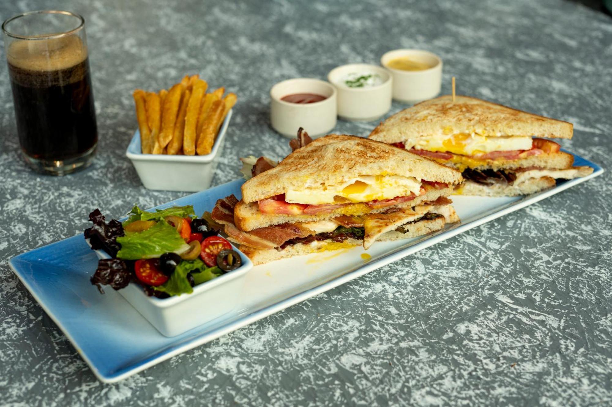 ไฮแอท เพลซ เกอร์กัน อุดย็อค วิหาร์ Hotel คูร์เคาน์ ภายนอก รูปภาพ A club sandwich