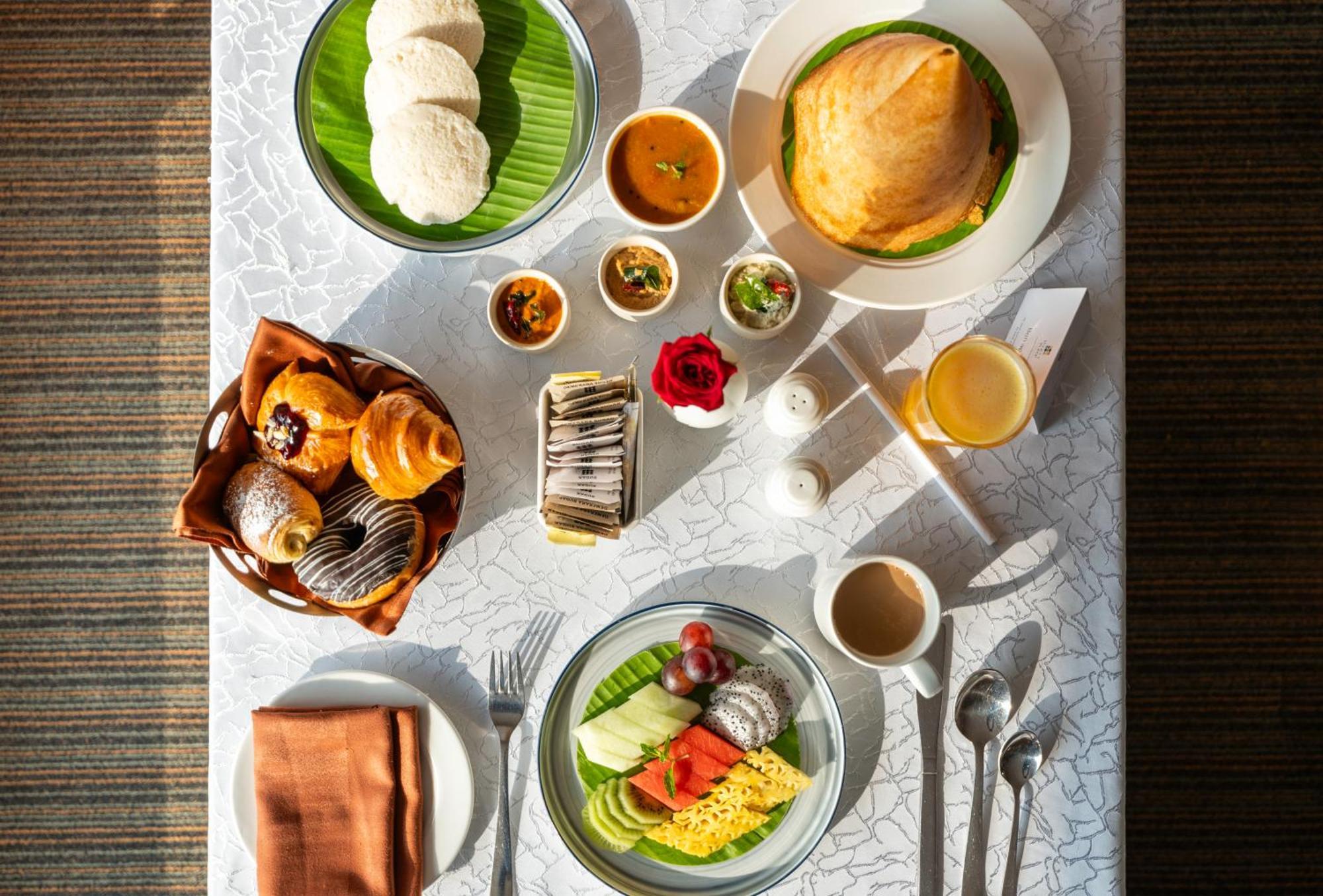 ไฮแอท เพลซ เกอร์กัน อุดย็อค วิหาร์ Hotel คูร์เคาน์ ภายนอก รูปภาพ A typical vegetarian meal served on board
