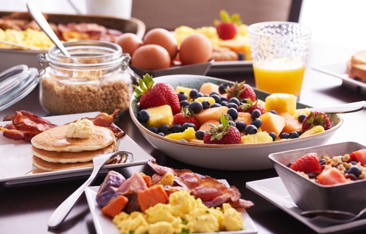 ไฮแอท เพลซ เกอร์กัน อุดย็อค วิหาร์ Hotel คูร์เคาน์ ภายนอก รูปภาพ A breakfast buffet