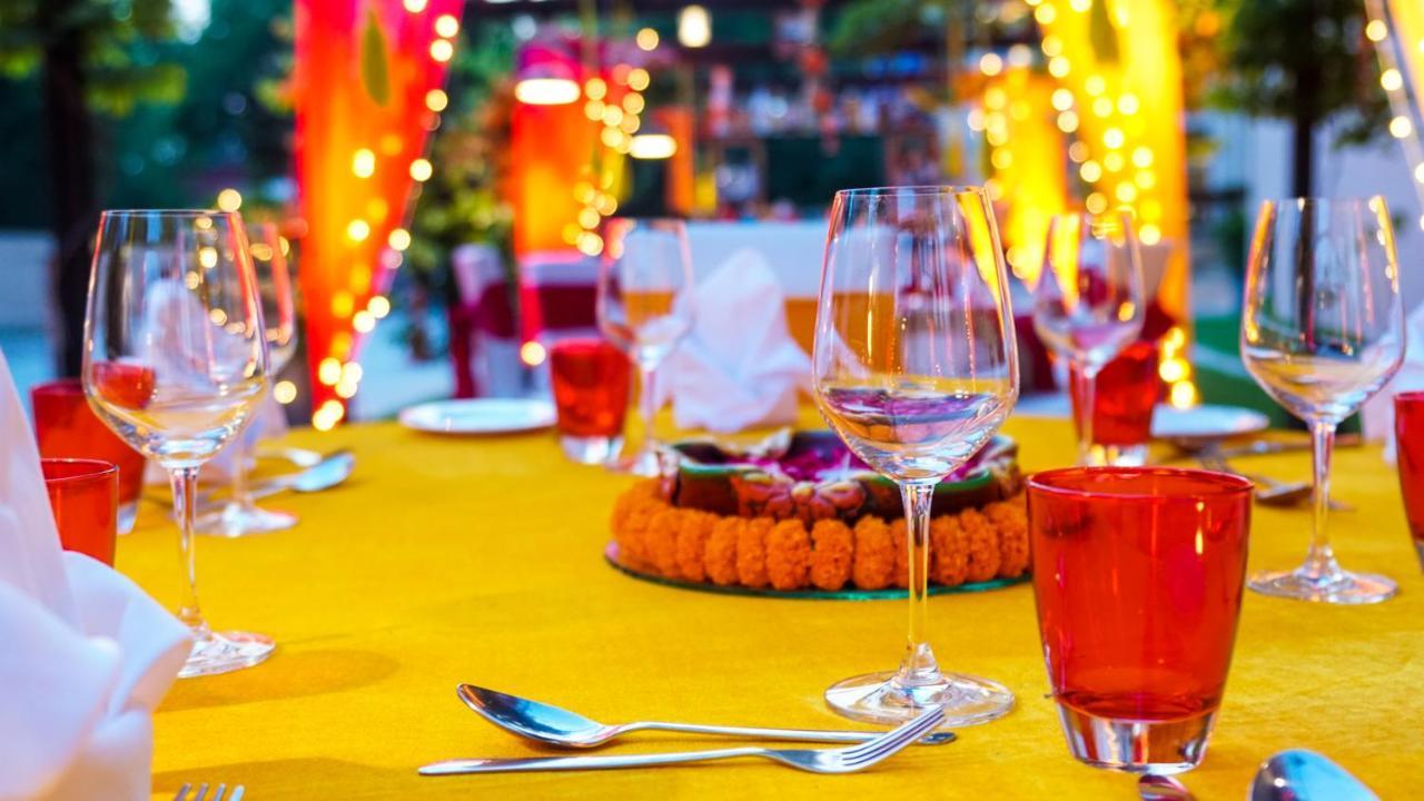 ไฮแอท เพลซ เกอร์กัน อุดย็อค วิหาร์ Hotel คูร์เคาน์ ภายนอก รูปภาพ A table set for a meal